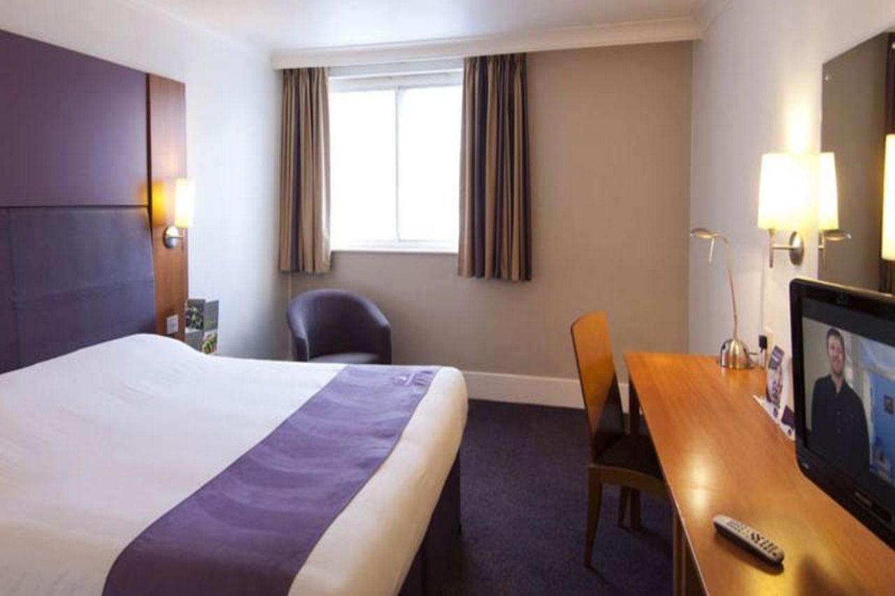 Premier Inn Manchester West Didsbury Exteriör bild